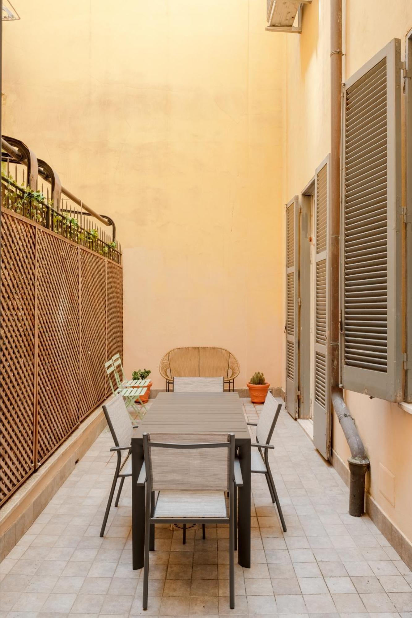 Elegant With Patio At Piazza Navona *